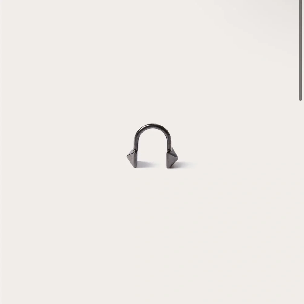 VALENTINO Unique Gunmetal Elegant Jewelry Piece - Picture 14 of 16